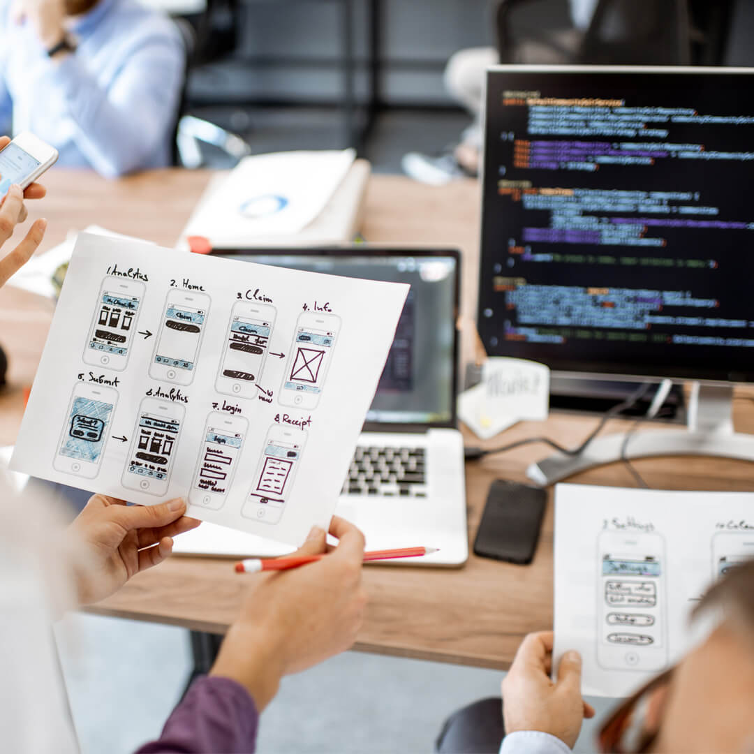 Equipo de programadores y diseñadores trabajando en los mockups de una web responsive